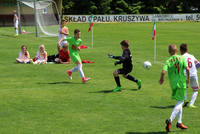 库里半场32分，勇士险胜灰熊，剑指湖人复仇季后赛！.